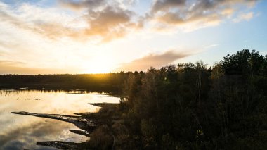 Yaratıcı bir geçmiş. Gökyüzünde güzel, atmosferik gün batımı. Turuncu, batan güneşin sarı ışınları, beyaz ve koyu bulutlu mavi gökyüzüne karşı. Yüksek kalite fotoğraf. Yüksek kalite fotoğraf