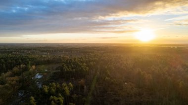 Yeşil çalıları ve renkli gökyüzü olan bir nehrin üzerinde güzel bir günbatımı. Yüksek kalite fotoğraf