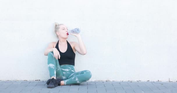 Sport Lifestyle Concept Sporty Blonde Woman Resting Doing Sports Outdoors — Stock videók