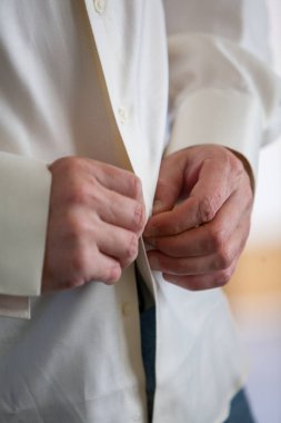 İş adamının hazırlanışının detaylı görüntüsü. Yüksek kalite fotoğraf