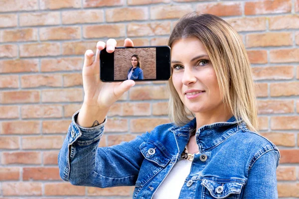 Attractive Blonde Caucasian Influencer Blogger Woman Makes Self Portrait Smartphone — Stock Photo, Image