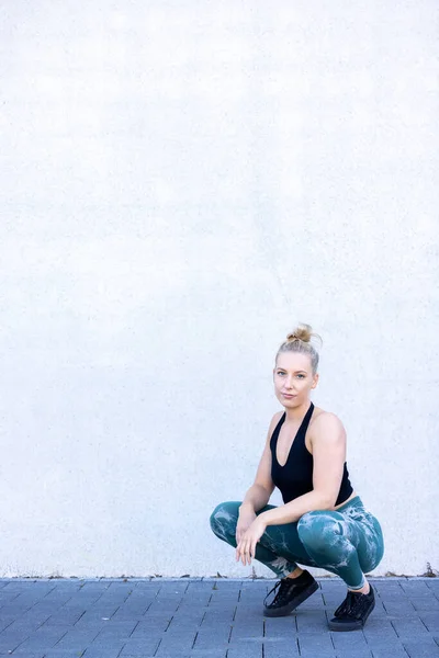 Young Blonde Caucasian Sporty Woman Wearing Black Blue Sports Apparel — Stock Photo, Image