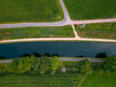 Rijkevorsel, kempen, Belçika 'daki Dessel Schoten kanalı hava fotoğrafı, doğal yeşil tarım arazisindeki su yolunu gösteriyor. Yüksek kalite fotoğraf. Yüksek kalite fotoğraf