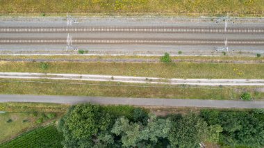 Demiryolunun kırsal alandaki havadan görünüşü, İHA pov 'un tepeden aşağı perspektifi. Yüksek kalite fotoğraf