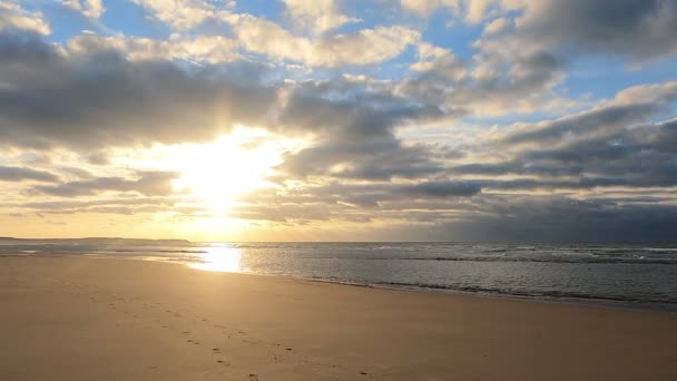 Дивовижний Барвистий Захід Сонця Піщаному Пляжі Біля Моря Під Небом — стокове відео