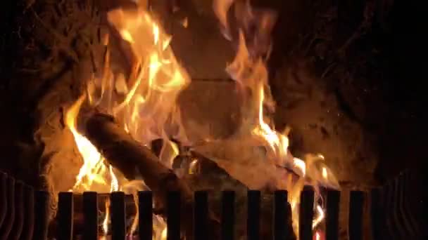Dřevěné Polena Hořící Krbu Domě Zpomaleném Filmu Přiblížení Oheň — Stock video