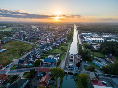 Rijkevorsel, Belçika, 19 Eylül 2022, Sint Jozef, Rijkevorsel, kempen, Belçika 'da sabah güneşinde Dessel Schoten kanalı hava fotoğrafında,
