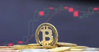 Altın bir bitcoin 'in yakın plan çekimi bir matris ile ekranın arka planına doğru yavaşça döner. Dijital para, bankacılık, yatırım, finans ve iş konsepti. Yüksek kaliteli HD görüntüler