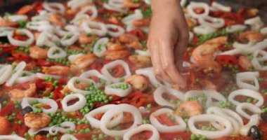 Şef Big Wok 'ta Paella pilavı pişiriyor. HD, 1920x1080. - Evet. Yüksek kalite 4k görüntü