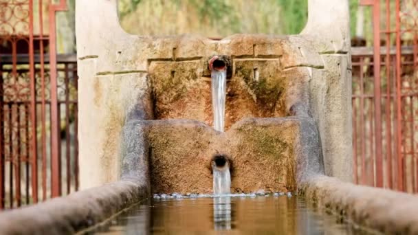 Prachtige Oude Stijl Fontein Waterkraan Met Waterreservoir Marokko Hoge Kwaliteit — Stockvideo