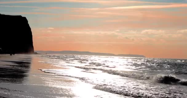 Okyanus Dalgaları Üzerinde Gün Batımı Kum Plajlarını Yıkar Dağ Siluetinin — Stok video