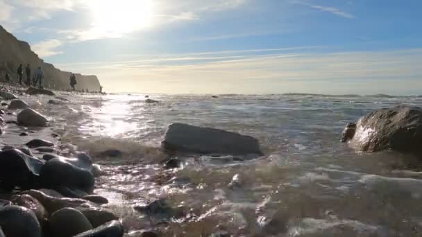 Okyanusun Renkli Suları Kayalık Manzaralı Kıyı Şeridinin Etrafında Dönüyor Deniz — Stok video