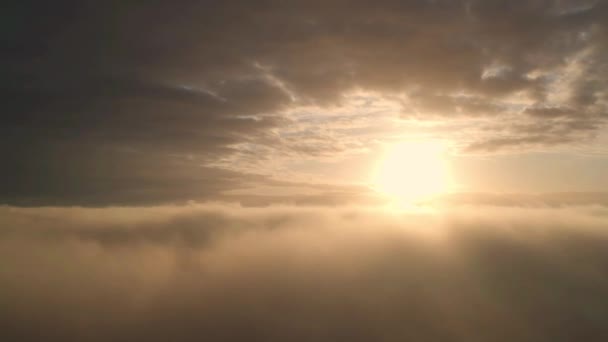 空中景观 在雾中飞翔 在晨霞中在云雾中飞翔 空中摄像头拍摄 在云层之上向太阳飞去 云雾飘过 多雾的天气 — 图库视频影像