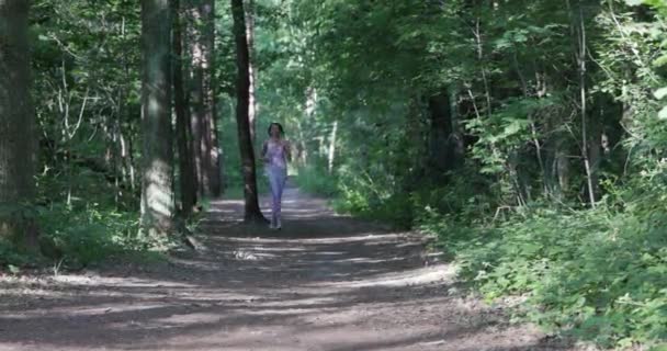 Loira Caucasiana Jovem Fitness Mulher Correndo Trilha Florestal Sol Exercício — Vídeo de Stock