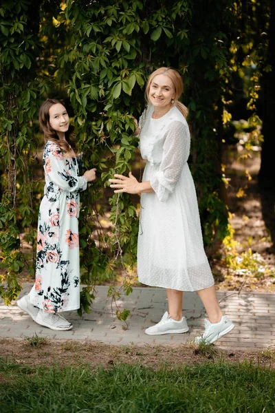 Lächelnde Mutter Und Tochter Spazieren Botanischen Garten Zwischen Kletterpflanzen Mutter — Stockfoto