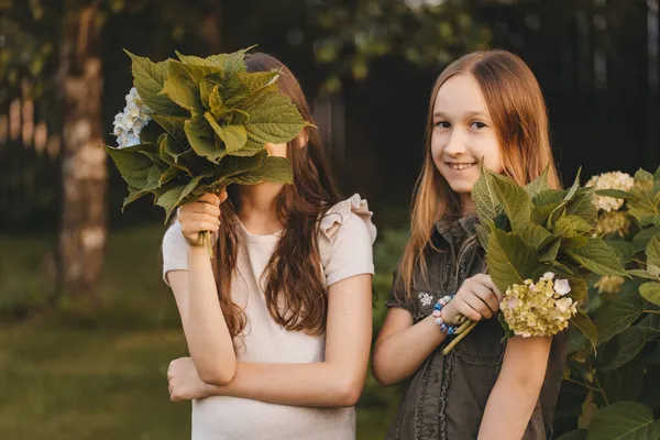 Портрет Двух Маленьких Девочек Прогуливающихся Парку Собирающих Цветочки Тонкий Букет — стоковое фото