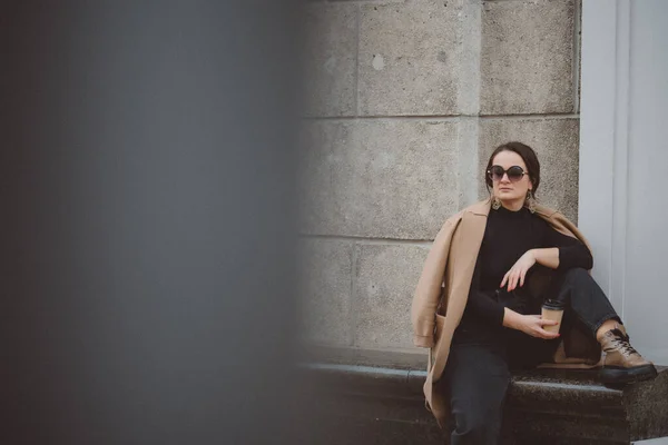 Retrato Uma Mulher Elegante Vestida Com Uma Capa Chuva Bege — Fotografia de Stock