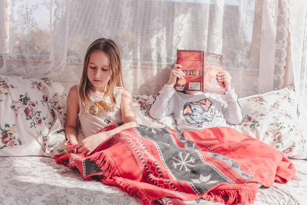 Little Boy Girl Sitting Couch Reading Books Covered Red Rug — Stock Photo, Image