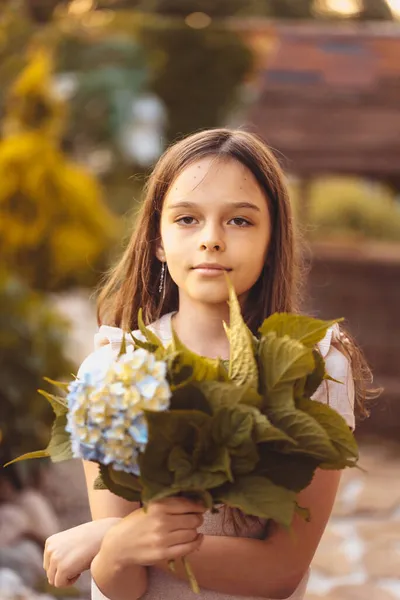 하이에나 꽃다발을 소녀의 어린이의 아름다운 꽃다발 — 스톡 사진
