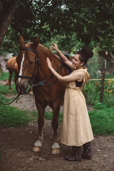 Μια Ασιάτισσα Μακρύ Φόρεμα Στέκεται Δίπλα Ένα Άλογο Σόγιας Δίπλα — Φωτογραφία Αρχείου