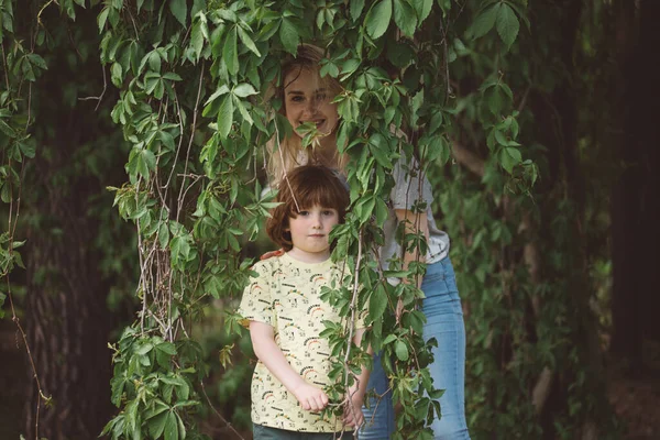 Menino Com Cabelos Longos Avermelhados Com Sua Mãe Está Andando — Fotografia de Stock