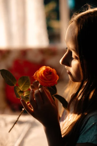 Piękna Dziewczynka Długimi Ciemnymi Włosami Trzyma Różową Różę Dłoniach Lubi — Zdjęcie stockowe