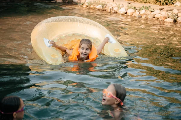 Μικρά Παιδιά Που Κολυμπούν Στην Εξωτερική Πισίνα Ζεστή Καλοκαιρινή Μέρα — Φωτογραφία Αρχείου