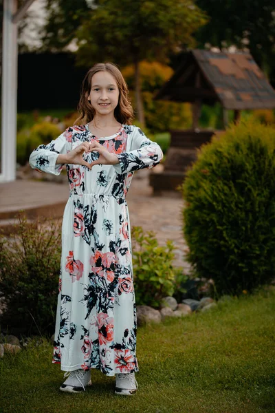 Una Niña Linda Con Pelo Rizado Oscuro Vestido Largo Verano —  Fotos de Stock