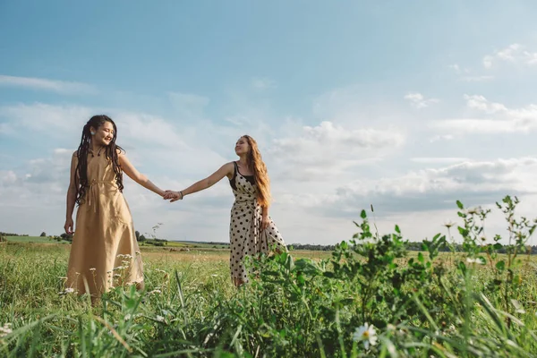 Dos Chicas Hermosas Jóvenes Largos Vestidos Verano Están Caminando Campo —  Fotos de Stock