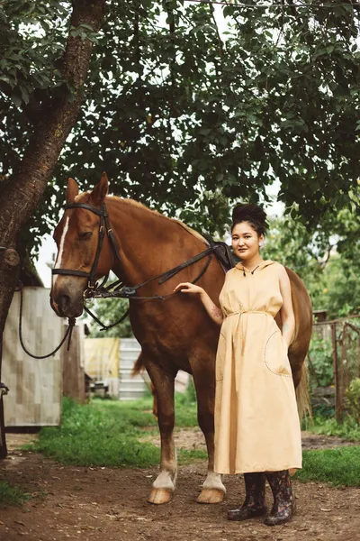 Una Chica Aspecto Asiático Con Vestido Largo Está Junto Caballo —  Fotos de Stock