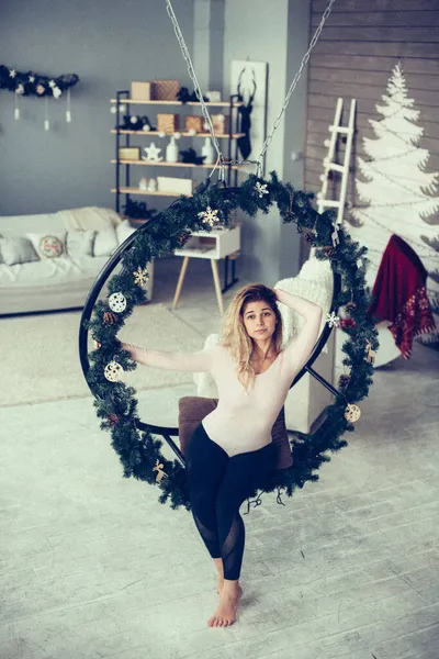 Hermosa Mujer Joven Con Decoraciones Navidad —  Fotos de Stock