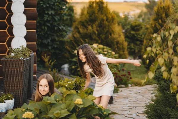 Портрет Двух Маленьких Девочек Гуляющих Парке Играющих Прятки Белая Гортензия — стоковое фото