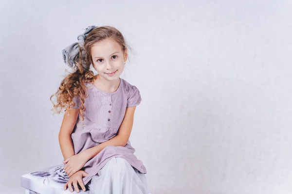Милая Маленькая Девочка Длинными Темными Волосами Собранная Хвостике Сером Платье — стоковое фото