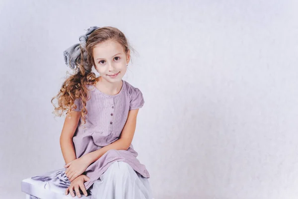 Una Linda Niña Con Pelo Largo Oscuro Reunida Una Cola — Foto de Stock