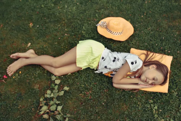 Photo Little Girl Sleeping Green Grass Park Spending Time Nature — Stock Photo, Image