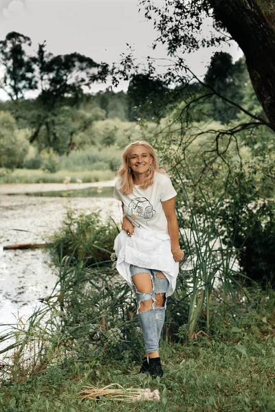 Ein Lächelndes Mädchen Mit Blonden Haaren Weißer Tunika Und Stylischer — Stockfoto