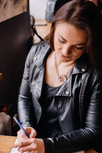 Porträt Eines Mädchens Lederjacke Das Nachdenklich Einem Café Sitzt Und — Stockfoto