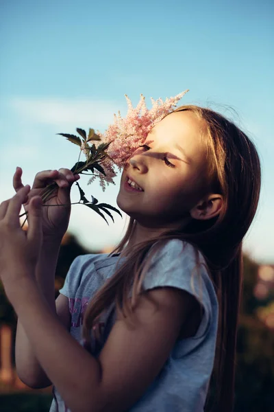 Little Girl Long Dark Hair Posing Flowers Her Hands Sunset — Stock Photo, Image