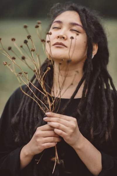 Tarlada Yürüyen Asyalı Görünümlü Bir Kızın Portresi Uzun Siyah Elbiseli — Stok fotoğraf