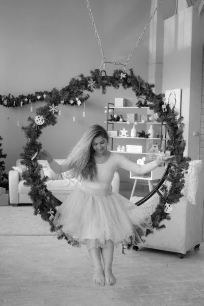 クリスマスツリーの白いドレスを着た美しい女の子 — ストック写真