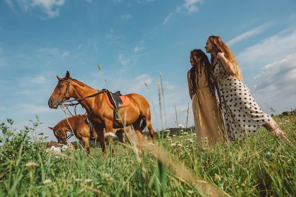 Dos Chicas Hermosas Jóvenes Largos Vestidos Verano Están Caminando Campo —  Fotos de Stock