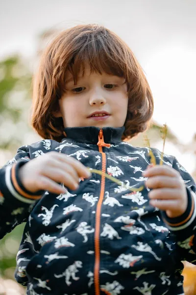 Портрет Маленького Улыбающегося Мальчика Длинными Рыжими Волосами Гуляющего Парку Счастье — стоковое фото
