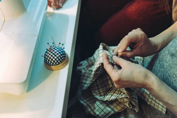 Designer Moda Menina Trabalha Com Tecido Uma Máquina Costura Menina — Fotografia de Stock