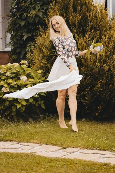 Ευτυχισμένη Γυναίκα Ξανθά Μαλλιά Λευκή Φούστα Και Καλοκαιρινό Πουλόβερ Περπατά — Φωτογραφία Αρχείου
