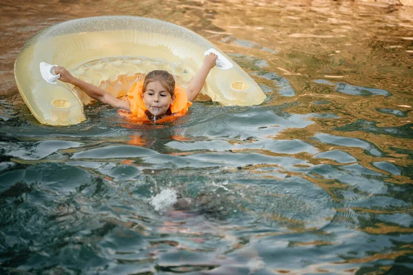 Μικρά Παιδιά Που Κολυμπούν Στην Εξωτερική Πισίνα Ζεστή Καλοκαιρινή Μέρα — Φωτογραφία Αρχείου