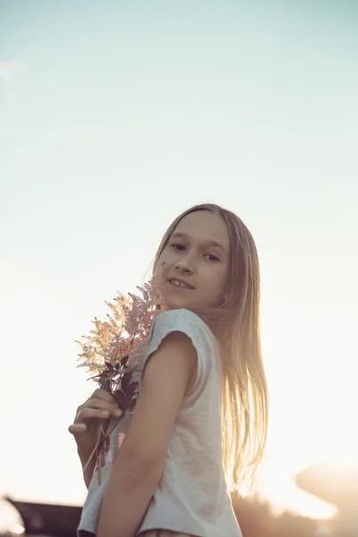 Klein Meisje Met Lang Donker Haar Poserend Met Bloemen Haar — Stockfoto