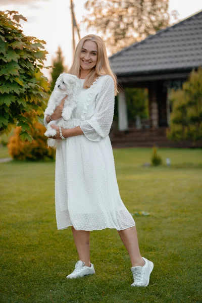 Una Bella Donna Sorridente Abito Bianco Chiaro Con Cagnolino Tra — Foto Stock