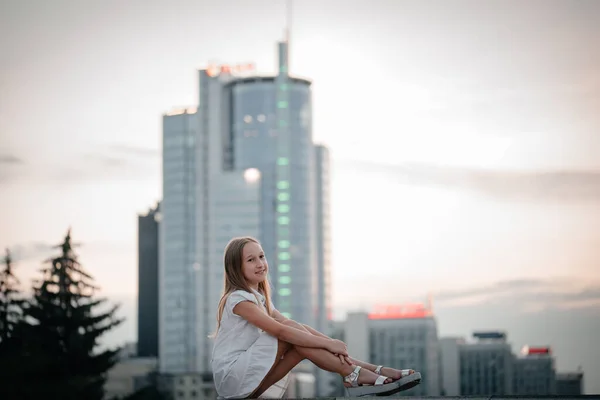 Petite Fille Souriante Dans Une Robe Blanche Été Des Sandales — Photo