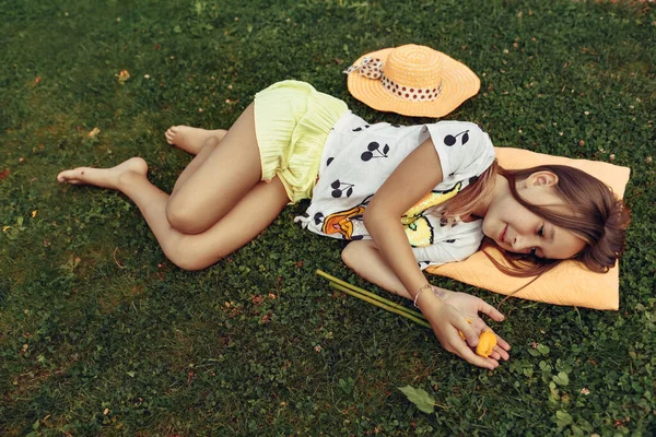 Photo Little Girl Lies Green Grass Flowers Her Hands Next — Stock Photo, Image