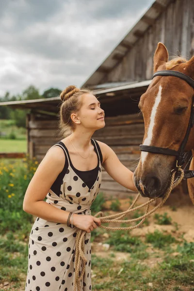 Una Joven Con Vestido Largo Para Cerca Del Caballo Una — Foto de Stock